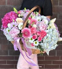Композиция солнечный день в Вольно-Донской Цветочная композиция из Розы, Хризантемы, Пионы и Лизиантусы в корзине в Вольно-Донской