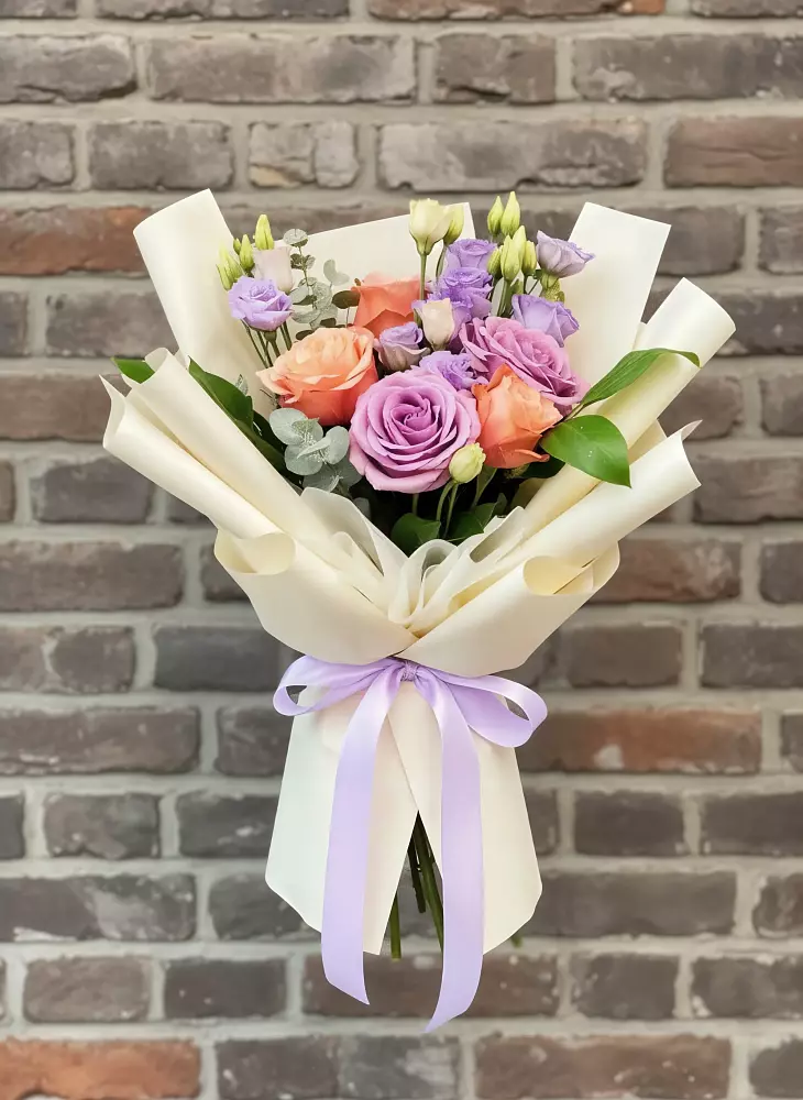 Букет цветов из: Лизиантусы и Розы в Вольно-Донской