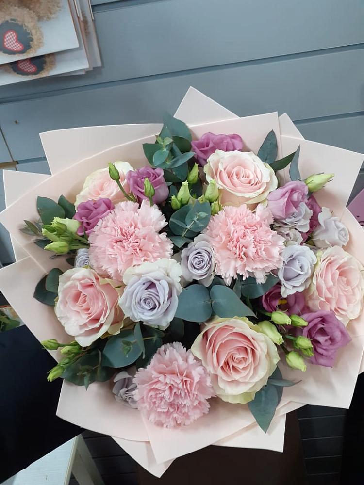 Букет цветов из: Розы, Гвоздики и Лизиантусы в Вольно-Донской