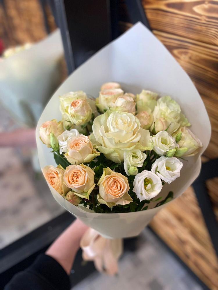 Букет цветов из: Розы и Лизиантусы в Вольно-Донской